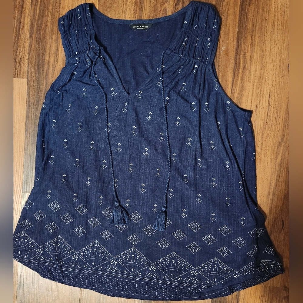 NWOT Womens Sz M Lucky Brand Navy Blue w White Geometric Print V-Neck Tank Top